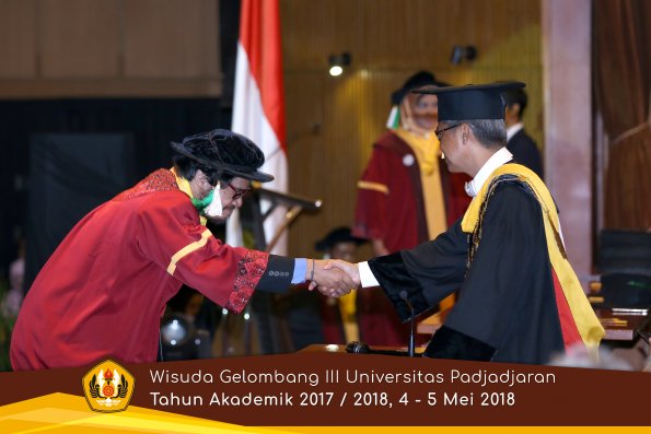 wisuda unpad gel III TA 2017-2018 Fak Pertanian oleh Rektor 012  by (PAPYRUS PHOTO)