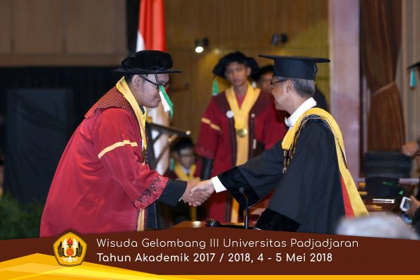 wisuda unpad gel III TA 2017-2018 Fak Pertanian oleh Rektor 014  by (PAPYRUS PHOTO)