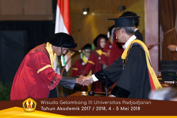 wisuda unpad gel III TA 2017-2018 Fak Pertanian oleh Rektor 015  by (PAPYRUS PHOTO)