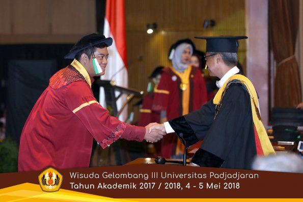 wisuda unpad gel III TA 2017-2018 Fak Pertanian oleh Rektor 016  by (PAPYRUS PHOTO)