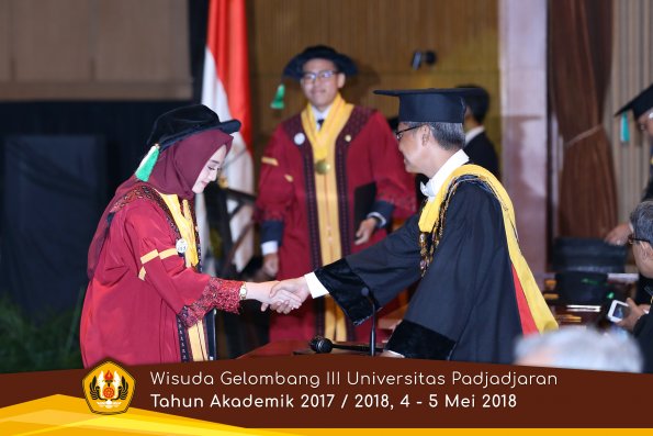 wisuda unpad gel III TA 2017-2018 Fak Pertanian oleh Rektor 018  by (PAPYRUS PHOTO)
