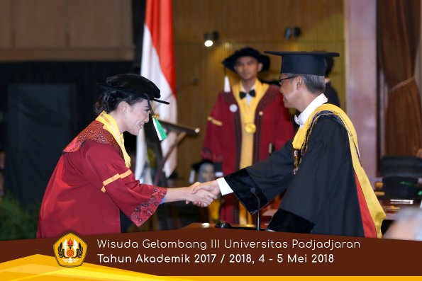 wisuda unpad gel III TA 2017-2018 Fak Pertanian oleh Rektor 020  by (PAPYRUS PHOTO)