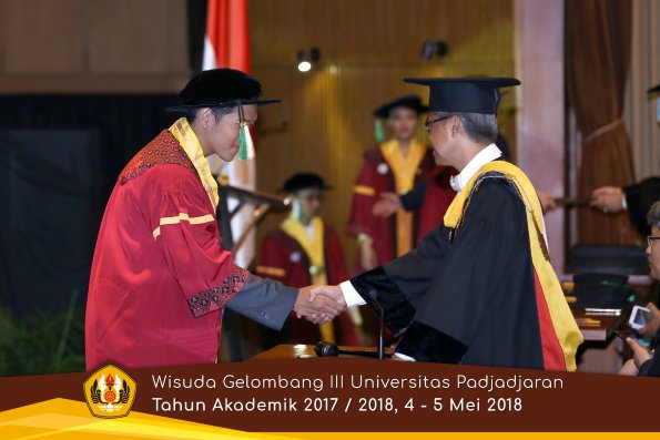 wisuda unpad gel III TA 2017-2018 Fak Pertanian oleh Rektor 023  by (PAPYRUS PHOTO)