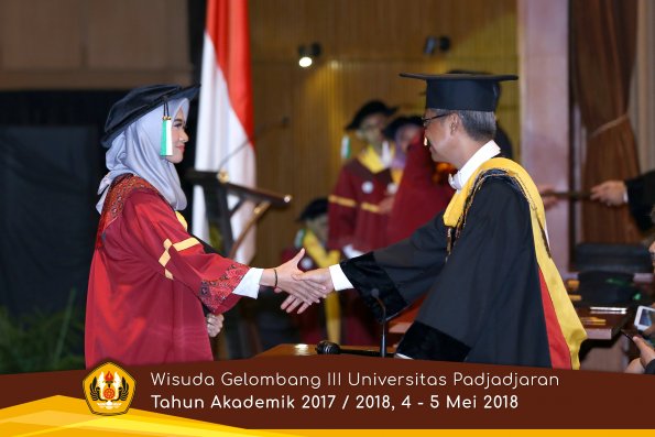 wisuda unpad gel III TA 2017-2018 Fak Pertanian oleh Rektor 024  by (PAPYRUS PHOTO)