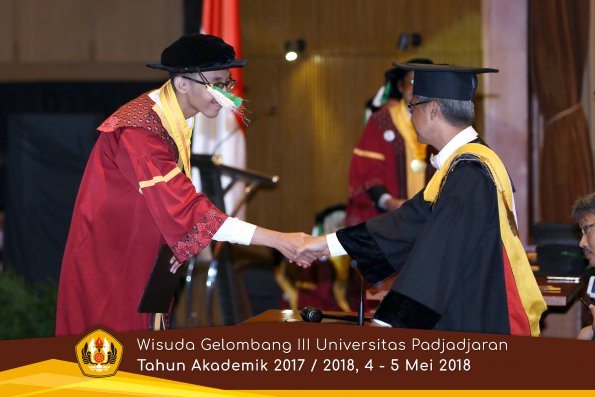 wisuda unpad gel III TA 2017-2018 Fak Pertanian oleh Rektor 027  by (PAPYRUS PHOTO)