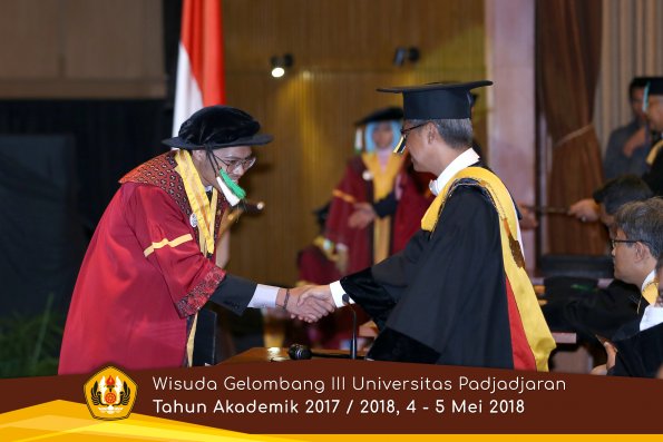 wisuda unpad gel III TA 2017-2018 Fak Pertanian oleh Rektor 028  by (PAPYRUS PHOTO)