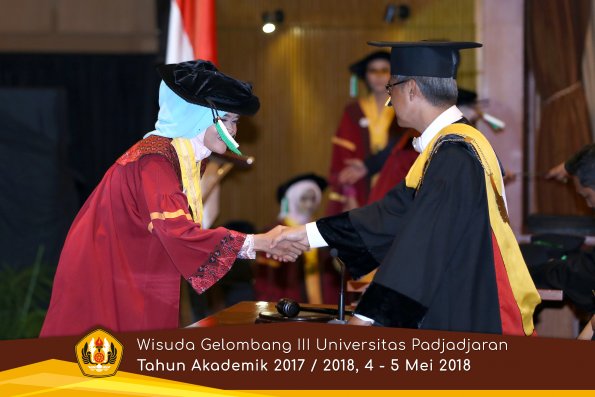 wisuda unpad gel III TA 2017-2018 Fak Pertanian oleh Rektor 030  by (PAPYRUS PHOTO)