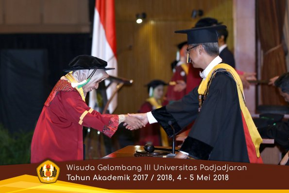 wisuda unpad gel III TA 2017-2018 Fak Pertanian oleh Rektor 031  by (PAPYRUS PHOTO)