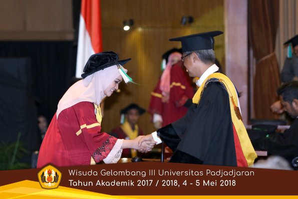 wisuda unpad gel III TA 2017-2018 Fak Pertanian oleh Rektor 036  by (PAPYRUS PHOTO)