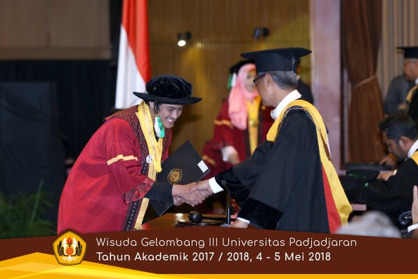 wisuda unpad gel III TA 2017-2018 Fak Pertanian oleh Rektor 037  by (PAPYRUS PHOTO)