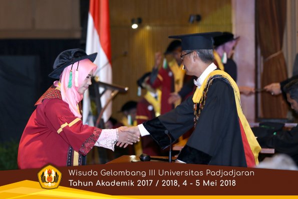 wisuda unpad gel III TA 2017-2018 Fak Pertanian oleh Rektor 038  by (PAPYRUS PHOTO)