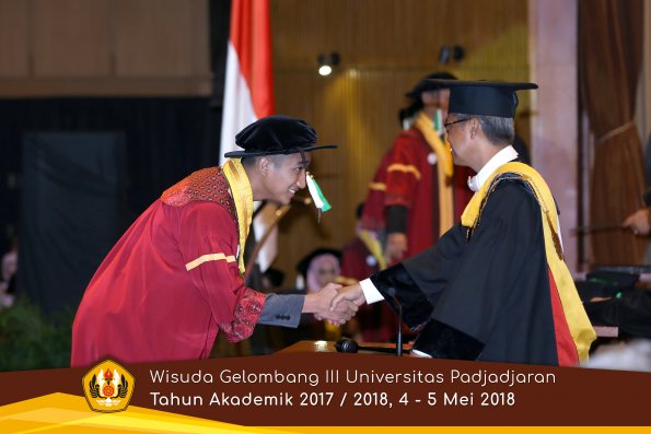 wisuda unpad gel III TA 2017-2018 Fak Pertanian oleh Rektor 041  by (PAPYRUS PHOTO)