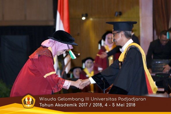 wisuda unpad gel III TA 2017-2018 Fak Pertanian oleh Rektor 044  by (PAPYRUS PHOTO)