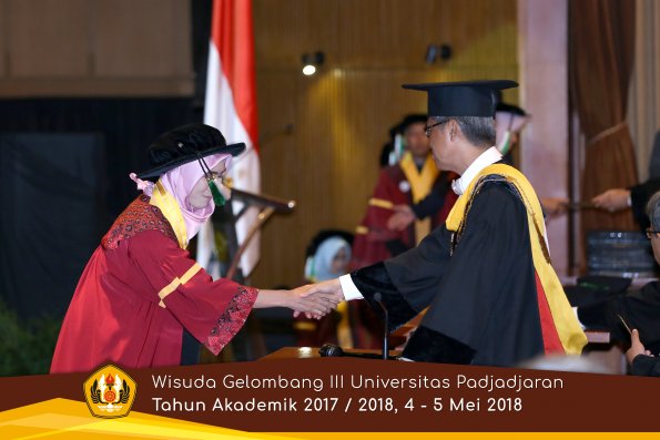 wisuda unpad gel III TA 2017-2018 Fak Pertanian oleh Rektor 047  by (PAPYRUS PHOTO)