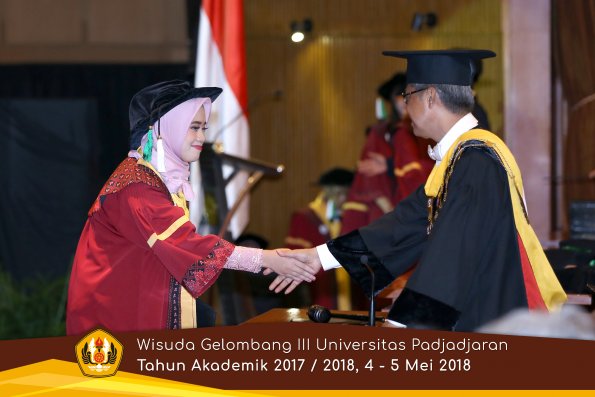 wisuda unpad gel III TA 2017-2018 Fak Pertanian oleh Rektor 052  by (PAPYRUS PHOTO)