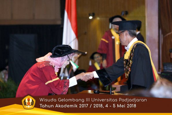wisuda unpad gel III TA 2017-2018 Fak Pertanian oleh Rektor 057  by (PAPYRUS PHOTO)