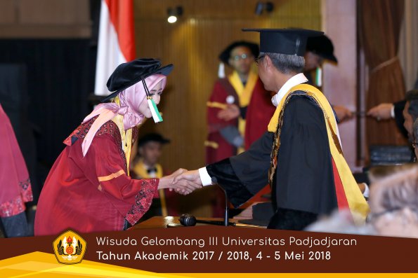 wisuda unpad gel III TA 2017-2018 Fak Pertanian oleh Rektor 059  by (PAPYRUS PHOTO)