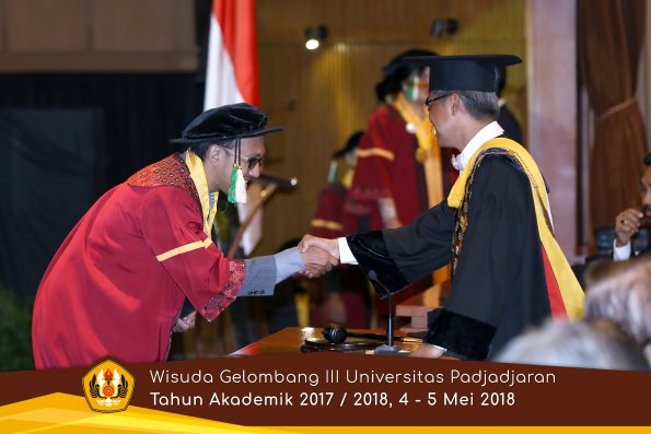 wisuda unpad gel III TA 2017-2018 Fak Pertanian oleh Rektor 061  by (PAPYRUS PHOTO)