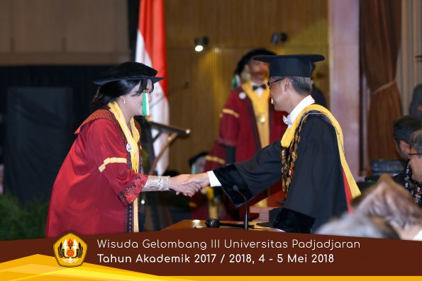 wisuda unpad gel III TA 2017-2018 Fak Pertanian oleh Rektor 062  by (PAPYRUS PHOTO)