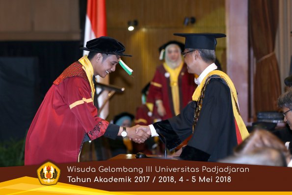 wisuda unpad gel III TA 2017-2018 Fak Pertanian oleh Rektor 065  by (PAPYRUS PHOTO)