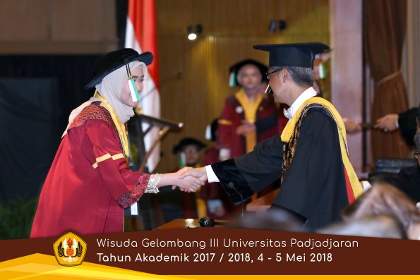 wisuda unpad gel III TA 2017-2018 Fak Pertanian oleh Rektor 066  by (PAPYRUS PHOTO)