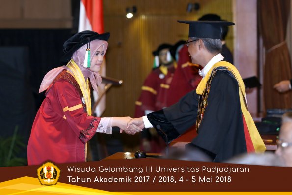 wisuda unpad gel III TA 2017-2018 Fak Pertanian oleh Rektor 068  by (PAPYRUS PHOTO)