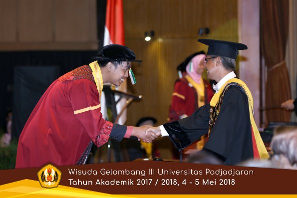 wisuda unpad gel III TA 2017-2018 Fak Pertanian oleh Rektor 072  by (PAPYRUS PHOTO)