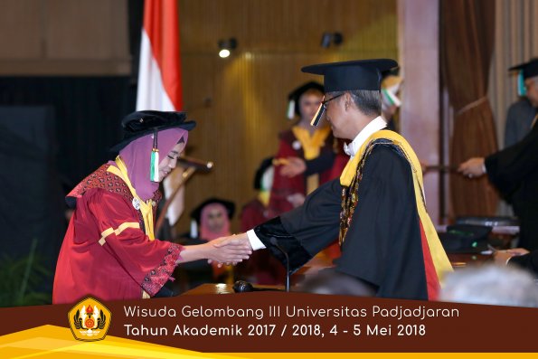 wisuda unpad gel III TA 2017-2018 Fak Pertanian oleh Rektor 074  by (PAPYRUS PHOTO)