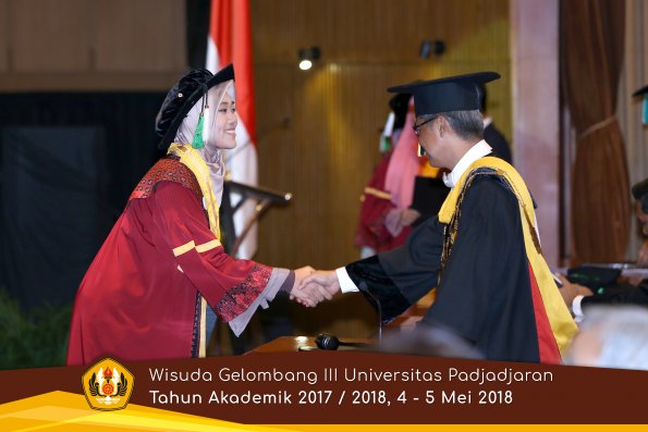 wisuda unpad gel III TA 2017-2018 Fak Pertanian oleh Rektor 078  by (PAPYRUS PHOTO)