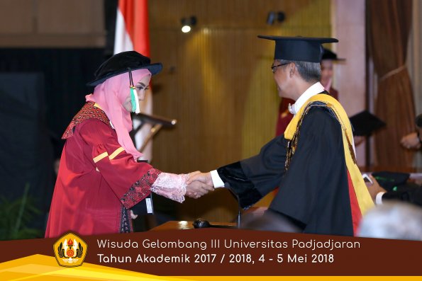 wisuda unpad gel III TA 2017-2018 Fak Pertanian oleh Rektor 079  by (PAPYRUS PHOTO)