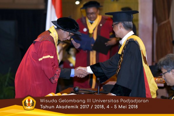 wisuda unpad gel III TA 2017-2018 Fak Peternakan  oleh Rektor  037 by (PAPYRUS PHOTO)