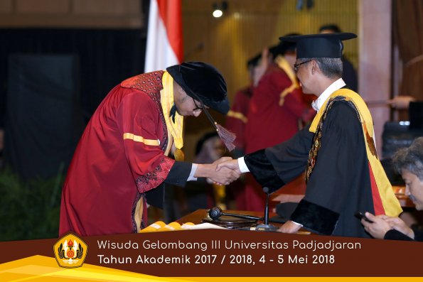 wisuda unpad gel III TA 2017-2018 Fak Peternakan  oleh Rektor  040 by (PAPYRUS PHOTO)