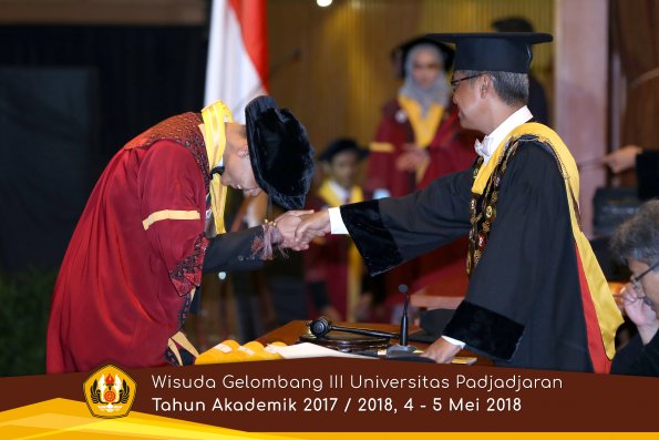 wisuda unpad gel III TA 2017-2018 Fak Peternakan  oleh Rektor  047 by (PAPYRUS PHOTO)