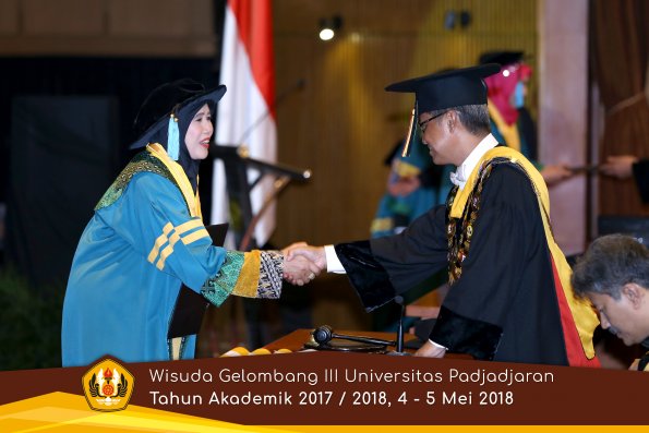 wisuda unpad gel III TA 2017-2018 Fak Ilmu Budaya oleh Rektor 006  by (PAPYRUS PHOTO)
