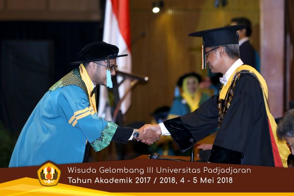 wisuda unpad gel III TA 2017-2018 Fak Ilmu Budaya oleh Rektor 010  by (PAPYRUS PHOTO)