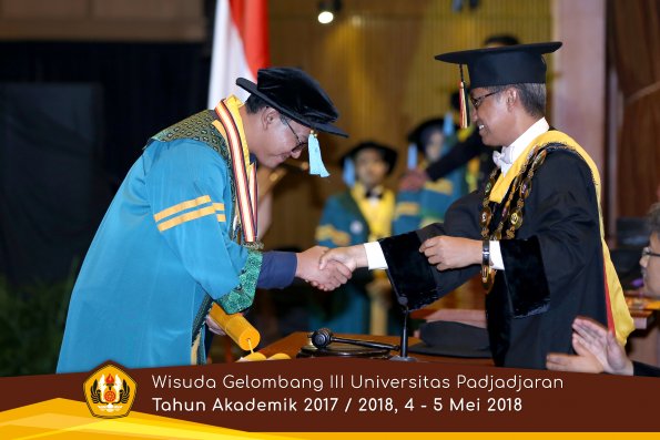 wisuda unpad gel III TA 2017-2018 Fak Ilmu Budaya oleh Rektor 013  by (PAPYRUS PHOTO)
