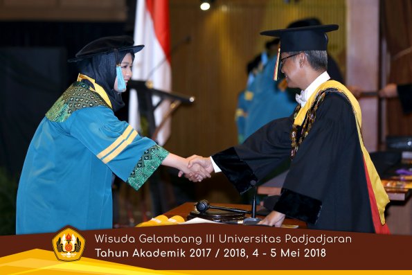 wisuda unpad gel III TA 2017-2018 Fak Ilmu Budaya oleh Rektor 017  by (PAPYRUS PHOTO)