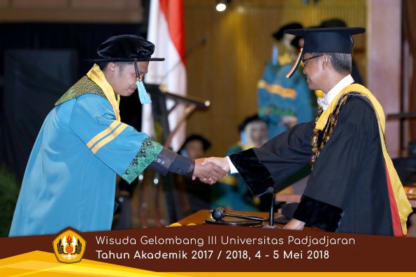 wisuda unpad gel III TA 2017-2018 Fak Ilmu Budaya oleh Rektor 018  by (PAPYRUS PHOTO)