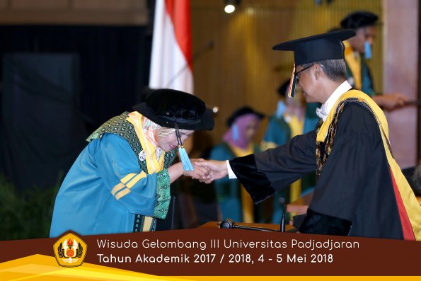 wisuda unpad gel III TA 2017-2018 Fak Ilmu Budaya oleh Rektor 021  by (PAPYRUS PHOTO)