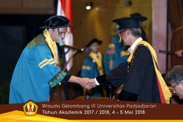 wisuda unpad gel III TA 2017-2018 Fak Ilmu Budaya oleh Rektor 022  by (PAPYRUS PHOTO)