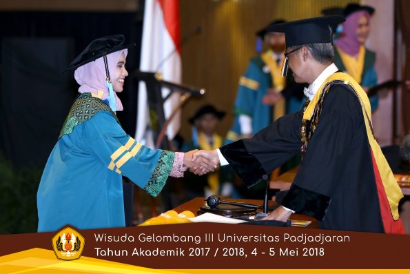 wisuda unpad gel III TA 2017-2018 Fak Ilmu Budaya oleh Rektor 023  by (PAPYRUS PHOTO)