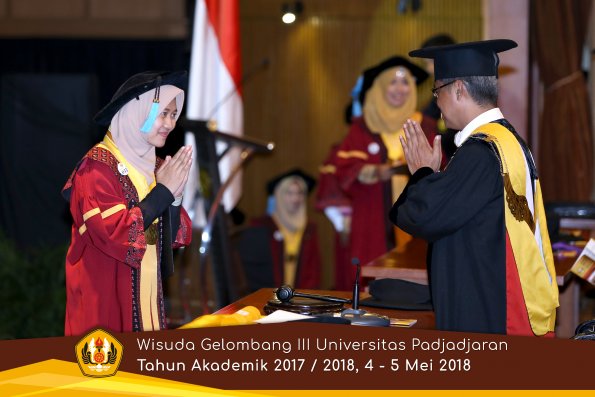 wisuda unpad gel III TA 2017-2018 Fak Ilmu Budaya oleh Rektor 067  by (PAPYRUS PHOTO)