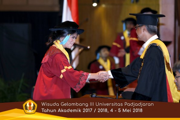 wisuda unpad gel III TA 2017-2018 Fak Ilmu Budaya oleh Rektor 083  by (PAPYRUS PHOTO)