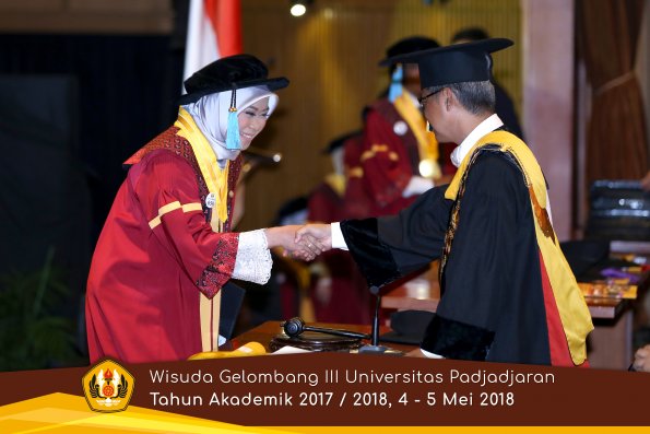 wisuda unpad gel III TA 2017-2018 Fak Ilmu Budaya oleh Rektor 084  by (PAPYRUS PHOTO)