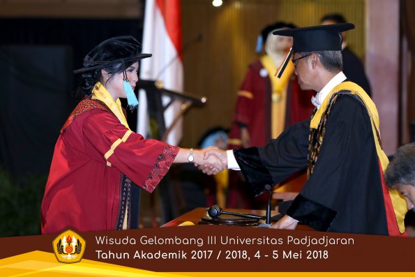 wisuda unpad gel III TA 2017-2018 Fak Ilmu Budaya oleh Rektor 092  by (PAPYRUS PHOTO)