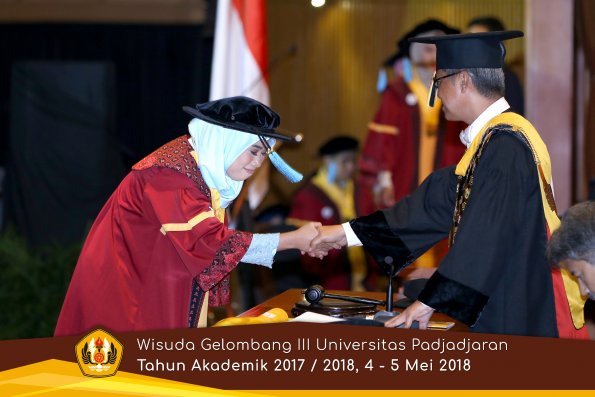 wisuda unpad gel III TA 2017-2018 Fak Ilmu Budaya oleh Rektor 099  by (PAPYRUS PHOTO)
