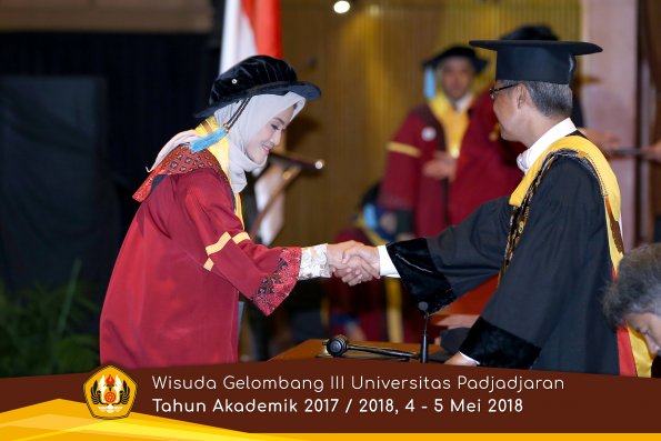 wisuda unpad gel III TA 2017-2018 Fak Ilmu Budaya oleh Rektor 100  by (PAPYRUS PHOTO)