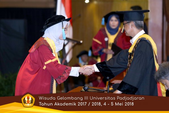 wisuda unpad gel III TA 2017-2018 Fak Ilmu Budaya oleh Rektor 103  by (PAPYRUS PHOTO)