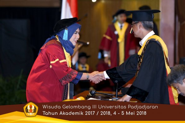 wisuda unpad gel III TA 2017-2018 Fak Ilmu Budaya oleh Rektor 104  by (PAPYRUS PHOTO)