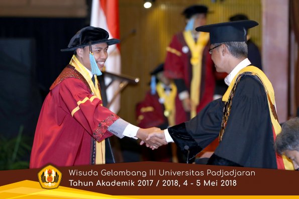 wisuda unpad gel III TA 2017-2018 Fak Ilmu Budaya oleh Rektor 105  by (PAPYRUS PHOTO)